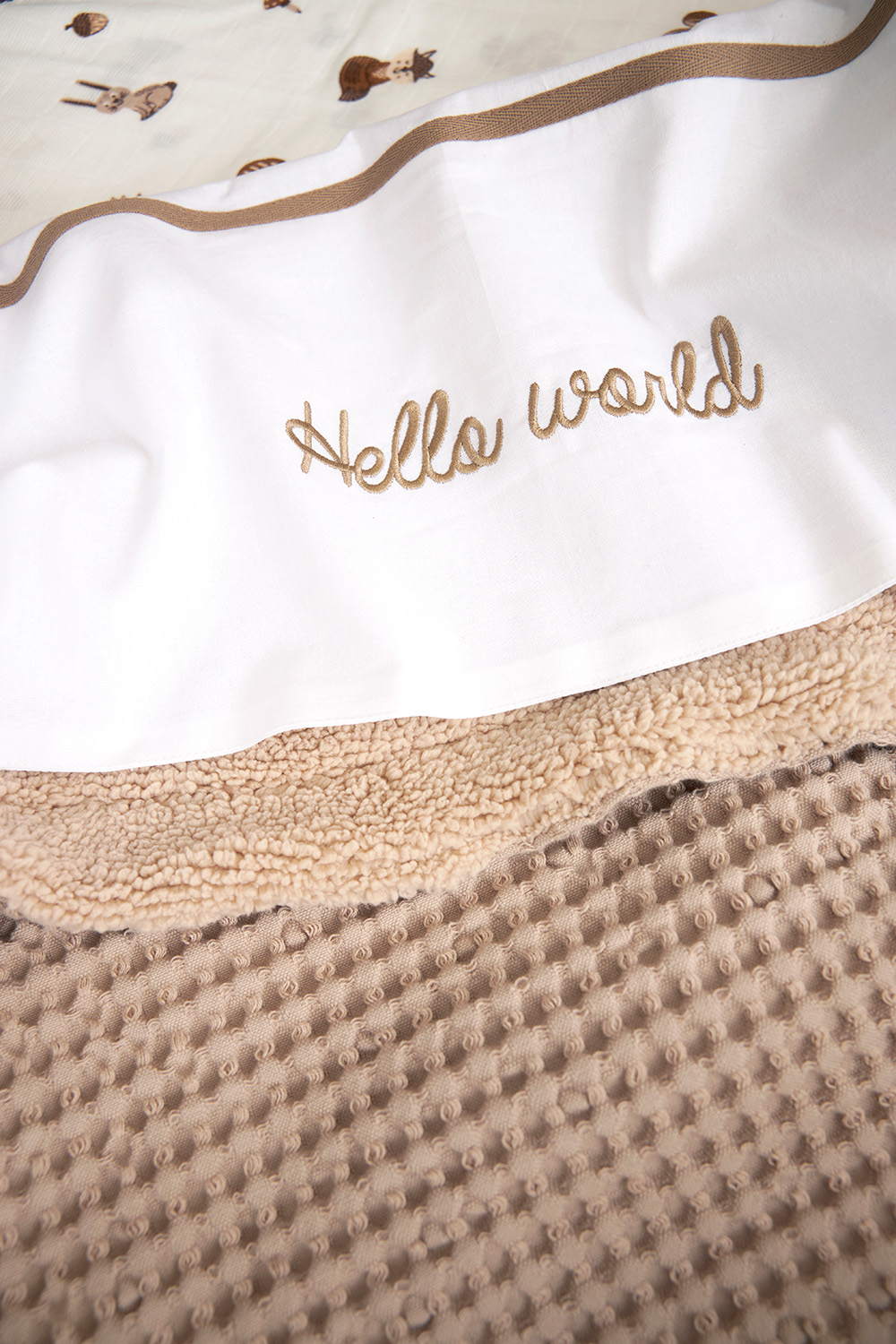 Hello World Ledikant Laken - Taupe - 100x150cm - afbeelding 6