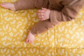 Briljant baby Organic Boxkleed Botanic Geel 80x100